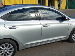 2018 Hyundai Solaris II, серебристый, 950000 рублей, вид 3