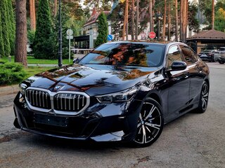 2025 BMW 5 серии 530i xDrive VIII (G60/G61/G68), чёрный, 8000000 рублей, вид 1