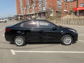 2018 Kia Rio IV, чёрный, 1300000 рублей, вид 3
