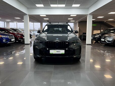 2023 BMW X5 M60i IV (G05/G18) Рестайлинг, серый, 12990000 рублей, вид 3