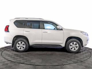 2021 Toyota Land Cruiser Prado 150 Series Рестайлинг 3, белый, 4799000 рублей, вид 4