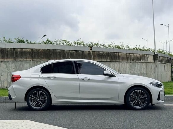2023 BMW 1 серии 120i III (F52) Рестайлинг, белый - вид 4