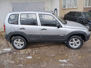 2011 Chevrolet Niva I Рестайлинг, серебристый, 510000 рублей, вид 2