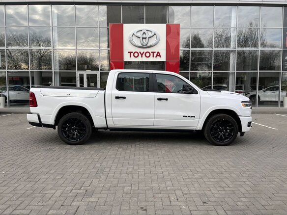2025 Ram 1500 Crew Cab V Рестайлинг, белый, 10800000 рублей - вид 3