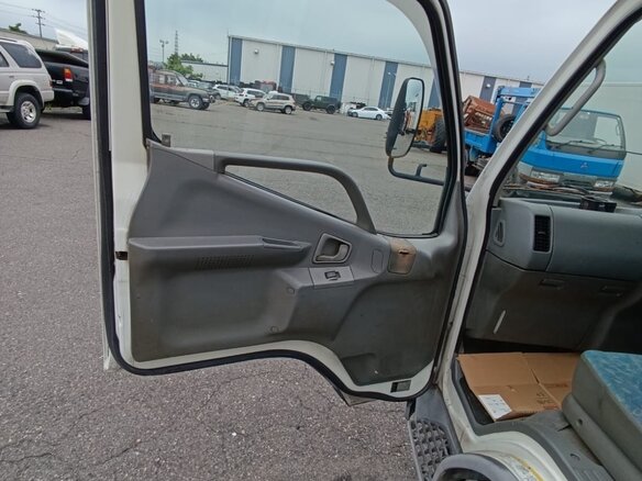 2001 Fuso (Mitsubishi) Canter, белый, 1050000 рублей - вид 6