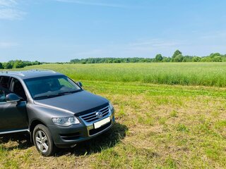 2008 Volkswagen Touareg I Рестайлинг, серый, 1599999 рублей, вид 3