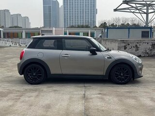 2020 Mini Hatch Cooper III (F55/F56) Рестайлинг, серый, 2050000 рублей, вид 4