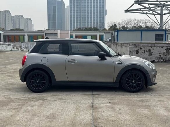 2020 Mini Hatch Cooper III (F55/F56) Рестайлинг, серый, 2050000 рублей - вид 3