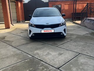 2020 Kia Rio IV Рестайлинг, белый, 1450000 рублей, вид 3