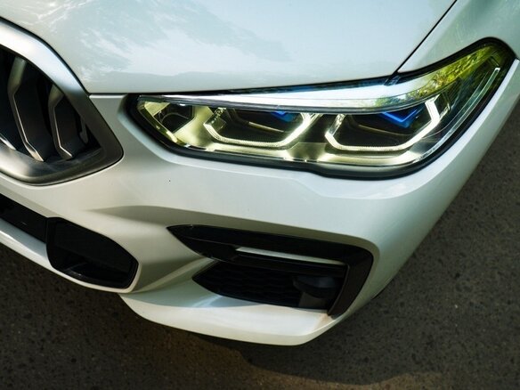 2021 BMW X6 40d III (G06), белый, 8500000 рублей - вид 13