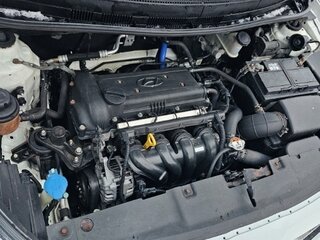 2013 Hyundai Solaris I, белый, 650000 рублей, вид 4