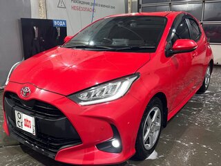 2020 Toyota Yaris IV, красный, 1550000 рублей, вид 2