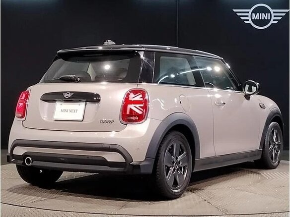 2023 Mini Hatch Cooper III (F55/F56) Рестайлинг 2, бежевый - вид 7