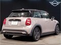 2023 Mini Hatch Cooper III (F55/F56) Рестайлинг 2, бежевый - вид 7