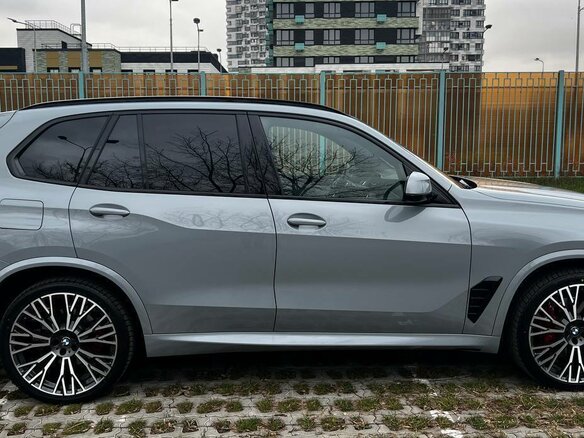 2024 BMW X5 40i IV (G05/G18) Рестайлинг, серый - вид 9