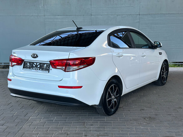 2017 Kia Rio III Рестайлинг, белый - вид 4