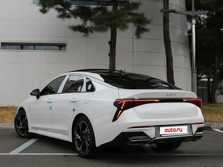 2026 Kia K5 III Рестайлинг, белый, 3690000 рублей, вид 2