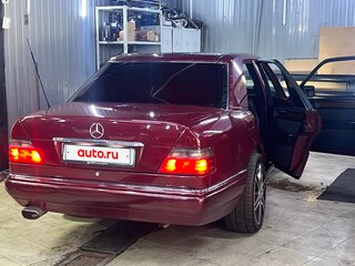 1993 Mercedes-Benz W124 220, красный, 520000 рублей, вид 5
