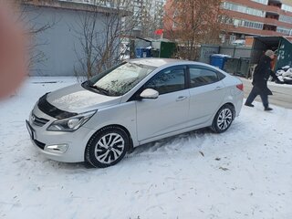 2016 Hyundai Solaris I Рестайлинг, серебристый, 1350000 рублей, вид 2