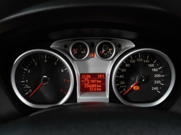2010 Ford Focus II Рестайлинг, красный - вид 16