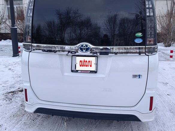 2014 Toyota Voxy III (R80), белый, 1850000 рублей - вид 2