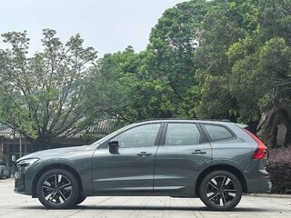 2025 Volvo XC60 II Рестайлинг 2, чёрный, 4966000 рублей, вид 4