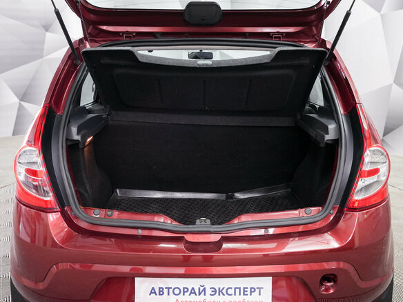 2012 Renault Sandero I, красный - вид 17