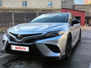 2020 Toyota Camry US Market VIII (XV70) Рестайлинг, серебристый, 3700000 рублей, вид 2