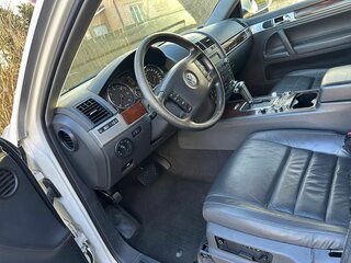 2009 Volkswagen Touareg I Рестайлинг, белый, 1130000 рублей, вид 2