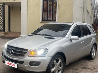 2006 Mercedes-Benz M-Класс 500 II (W164), серебристый, 915000 рублей, вид 1