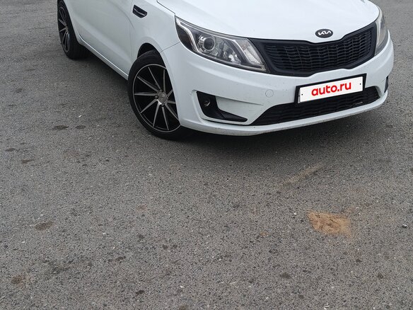 2013 Kia Rio 4-speed III, белый, 900000 рублей - вид 4