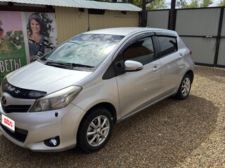 2012 Toyota Vitz III (XP130), серый, 730000 рублей, вид 2