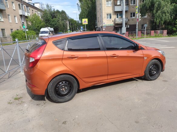 2015 Hyundai Solaris I Рестайлинг, оранжевый, 800000 рублей - вид 1