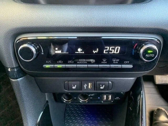2022 Toyota Yaris IV, чёрный, 959027 рублей - вид 16
