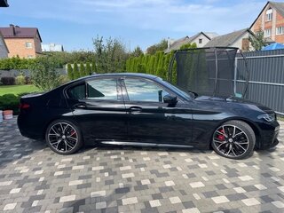2022 BMW 5 серии M550i xDrive VII (G30/G31/G38) Рестайлинг, чёрный, 6100000 рублей, вид 3