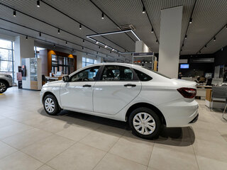 2026 Lada (ВАЗ) Vesta I Рестайлинг (NG), белый, 1581000 рублей, вид 4