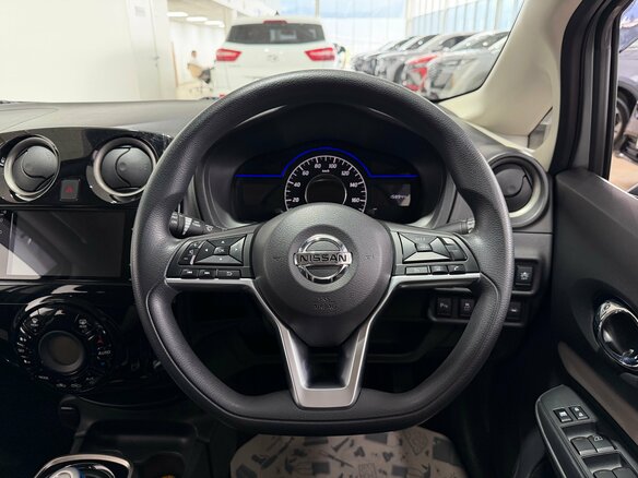 2020 Nissan Note e-Power II Рестайлинг, серебристый, 1300000 рублей - вид 15