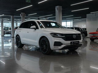 2018 Volkswagen Touareg III, белый, 4380000 рублей, вид 2