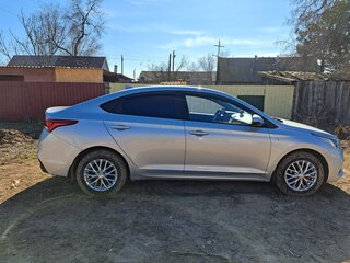2017 Hyundai Solaris II, серебристый, 1400000 рублей, вид 2