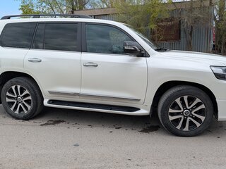 2018 Toyota Land Cruiser 200 Series Рестайлинг 2, белый, 7600000 рублей, вид 3