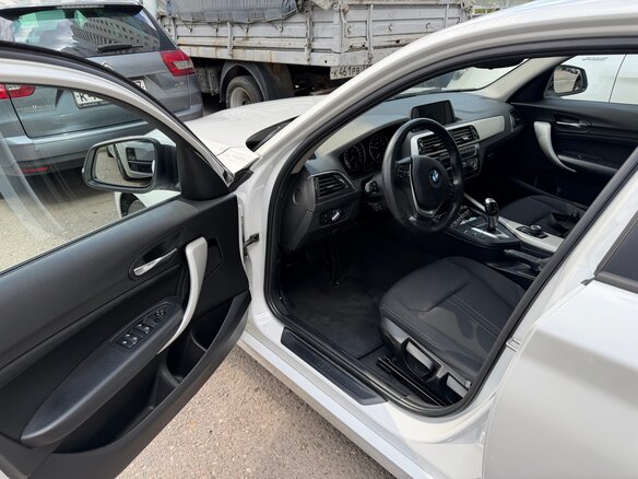 2018 BMW 1 серии 118i II (F20/F21) Рестайлинг 2, белый, 1600000 рублей - вид 3