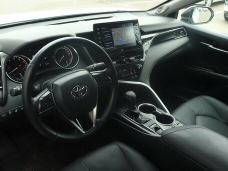 2022 Toyota Camry VIII (XV70) Рестайлинг, белый, 3250000 рублей, вид 5