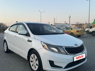 2013 Kia Rio 4-speed III, белый, 800000 рублей, вид 3
