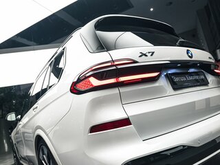 2022 BMW X7 40i I (G07) Рестайлинг, белый, 10290000 рублей, вид 4
