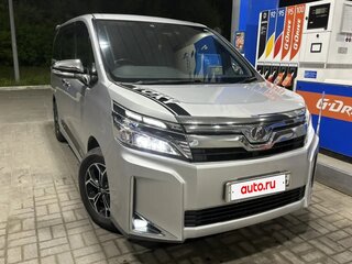 2018 Toyota Voxy III (R80) Рестайлинг, серебристый, 2189000 рублей, вид 2