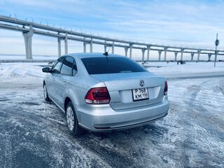 2017 Volkswagen Polo V Рестайлинг, серебристый, 999000 рублей, вид 5