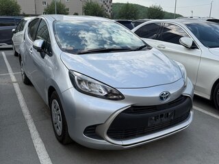 2023 Toyota Aqua II, серебристый, 1150000 рублей, вид 1