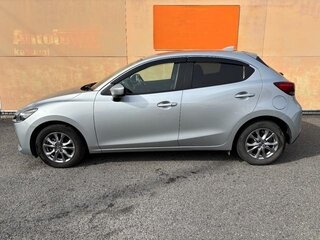 2021 Mazda 2 III (DJ) Рестайлинг, серебристый, 890000 рублей, вид 4