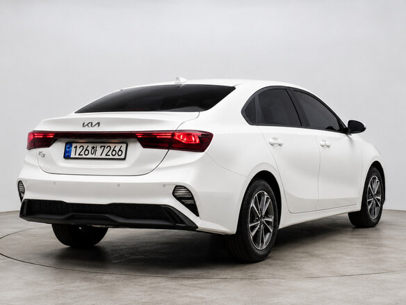 2022 Kia K3 II Рестайлинг, белый - вид 1