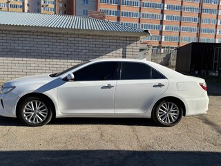 2017 Toyota Camry VII (XV50) Рестайлинг 2, белый, 2550000 рублей, вид 3